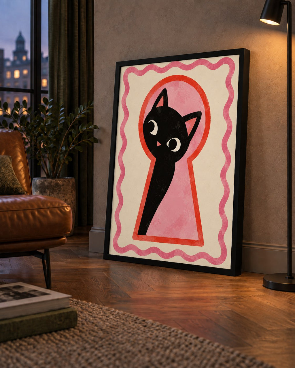 Anahtar Deliğinden Bakan Sevimli Siyah Kedi Poster — çerçeveli hâliyle bir ev duvarında