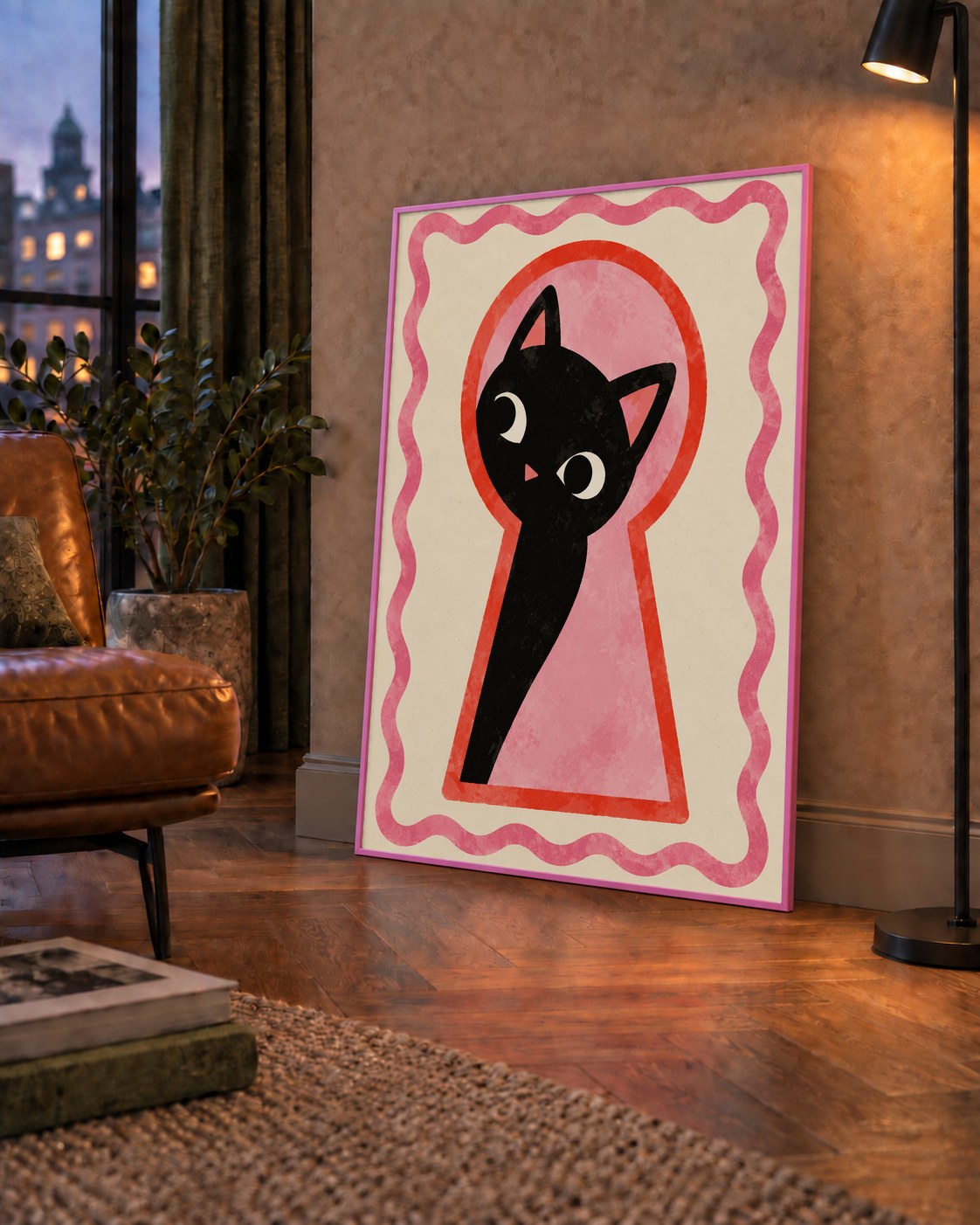 Anahtar Deliğinden Bakan Sevimli Siyah Kedi Poster — çerçeveli hâliyle bir ev duvarında