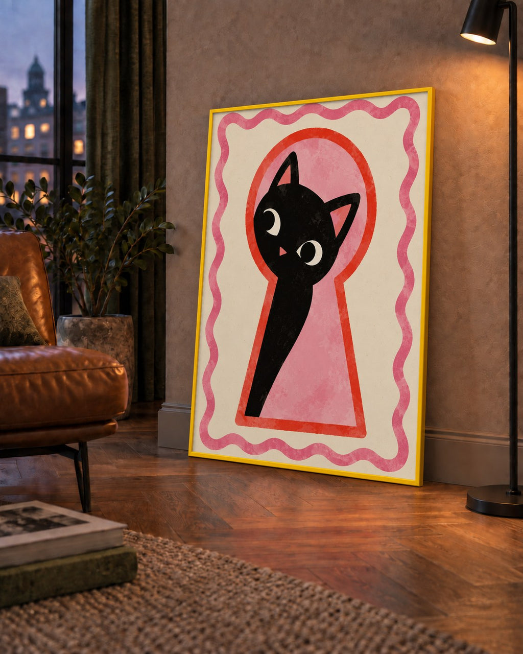 Anahtar Deliğinden Bakan Sevimli Siyah Kedi Poster — çerçeveli hâliyle bir ev duvarında