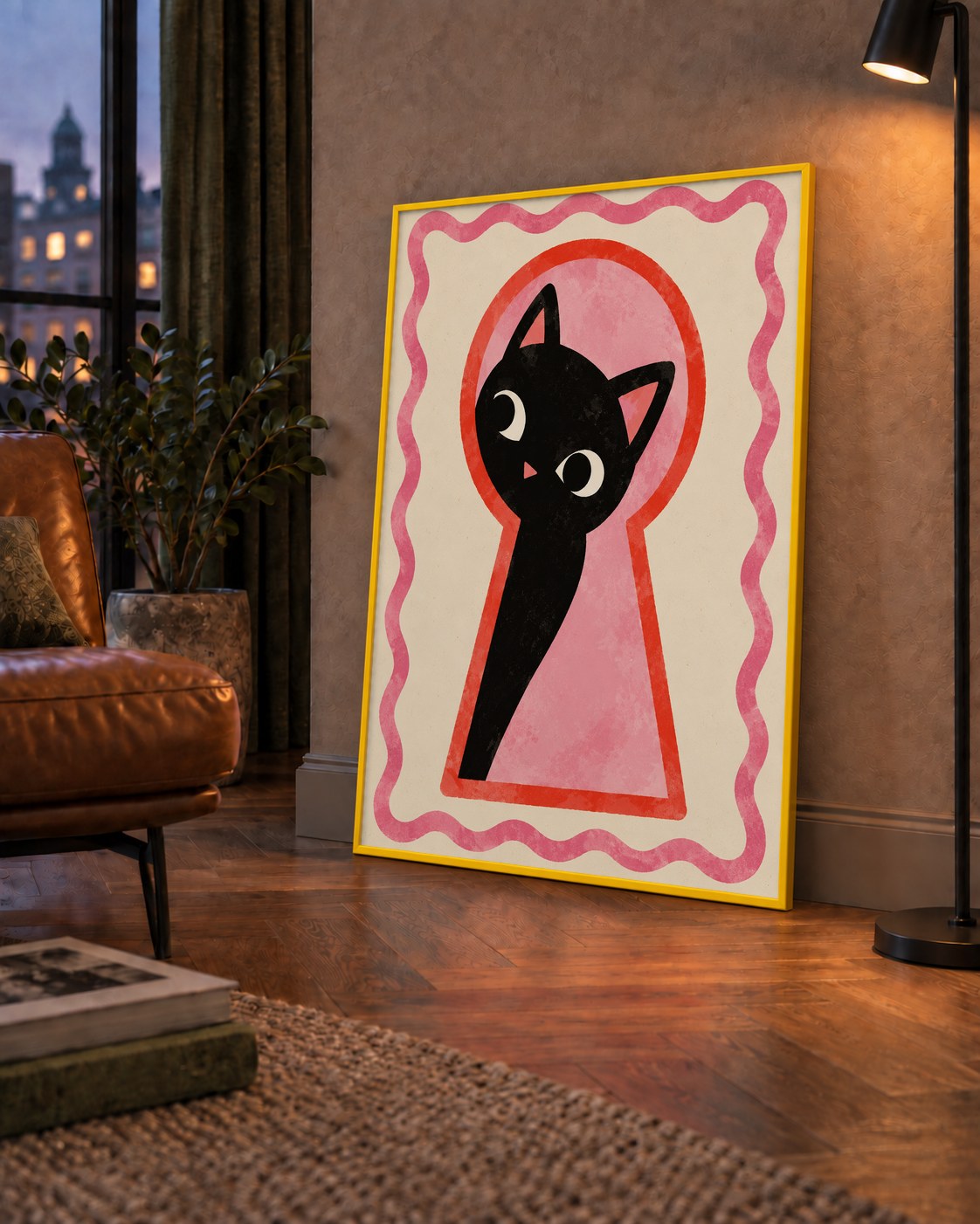 Anahtar Deliğinden Bakan Sevimli Siyah Kedi Poster — çerçeveli hâliyle bir ev duvarında