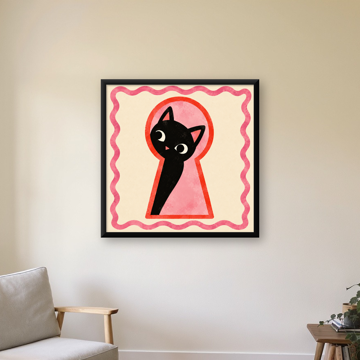 Anahtar Deliğinden Bakan Sevimli Siyah Kedi Poster — Kare baskı, çerçeveli hâliyle bir ev duvarında