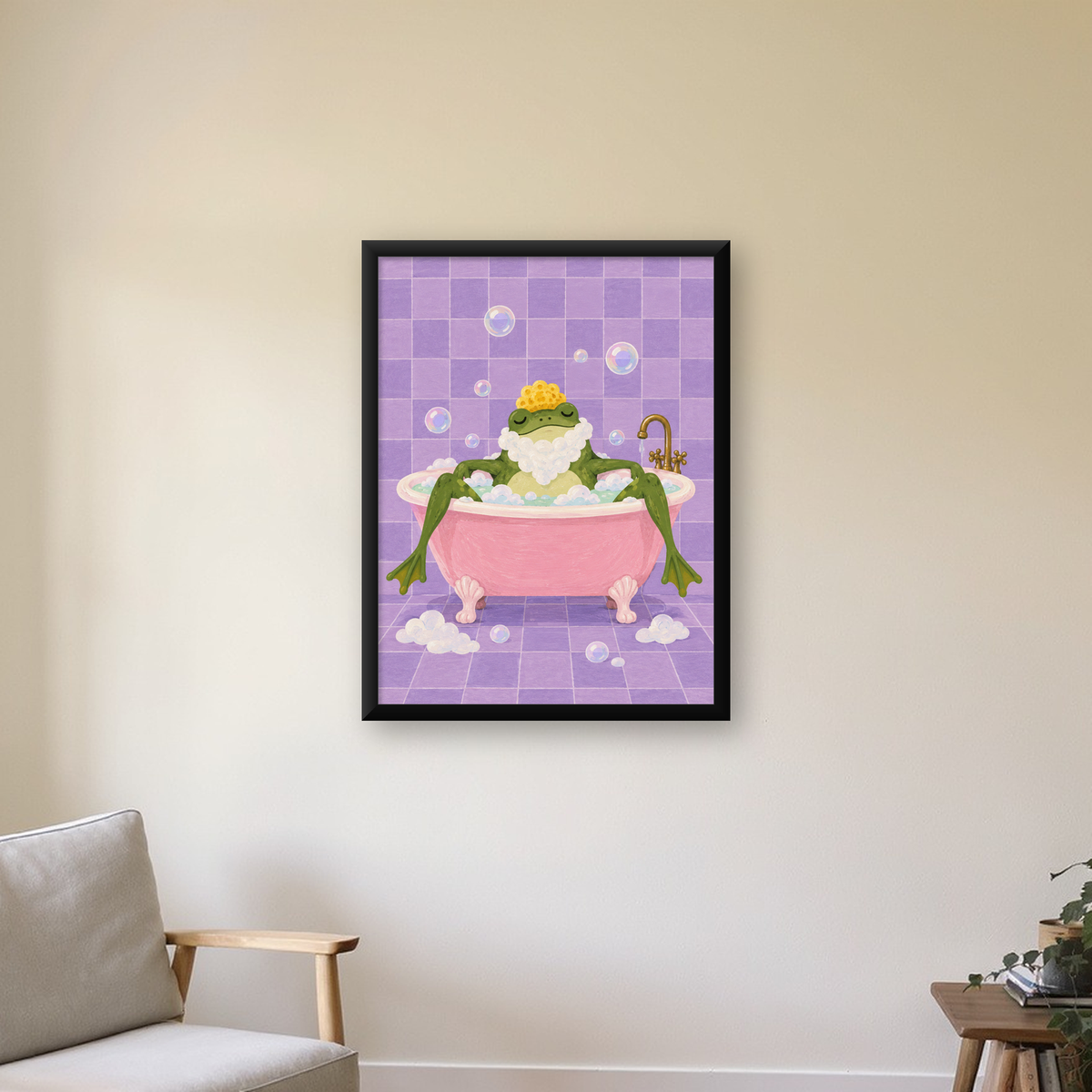 Küvette Rahatlayan Kurbağa Sevimli Poster – Mor & Pembe Dekor — Dikey baskı, çerçeveli hâliyle bir ev duvarında