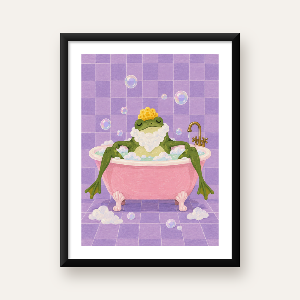 Küvette Rahatlayan Kurbağa Sevimli Poster – Mor & Pembe Dekor — Dikey baskı, beyaz paspartulu