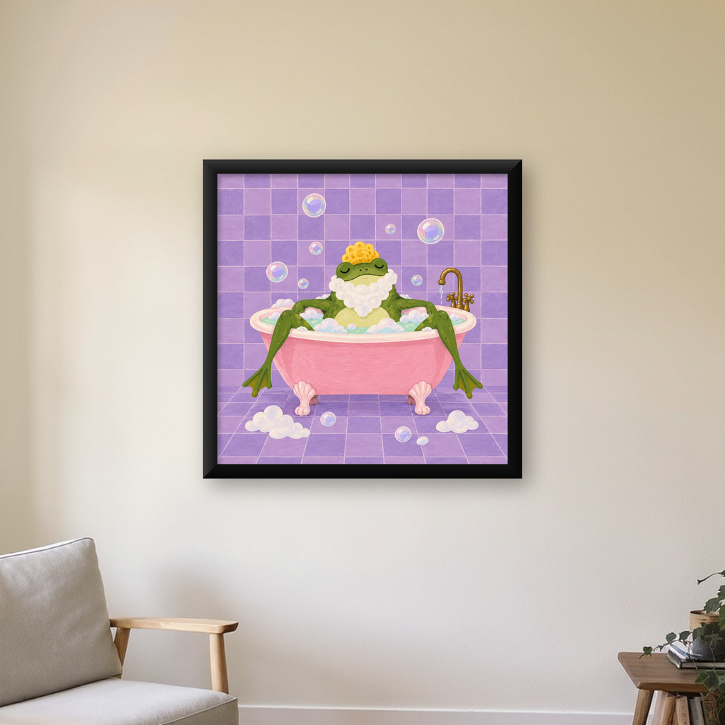 Küvette Rahatlayan Kurbağa Sevimli Poster – Mor & Pembe Dekor — Kare baskı, çerçeveli hâliyle bir ev duvarında