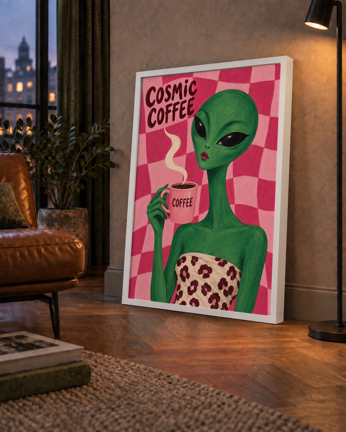 Cosmic Coffee Uzaylı Kahve Poster – Renkli İllüstrasyon Duvar Sanatı — çerçeveli hâliyle bir ev duvarında