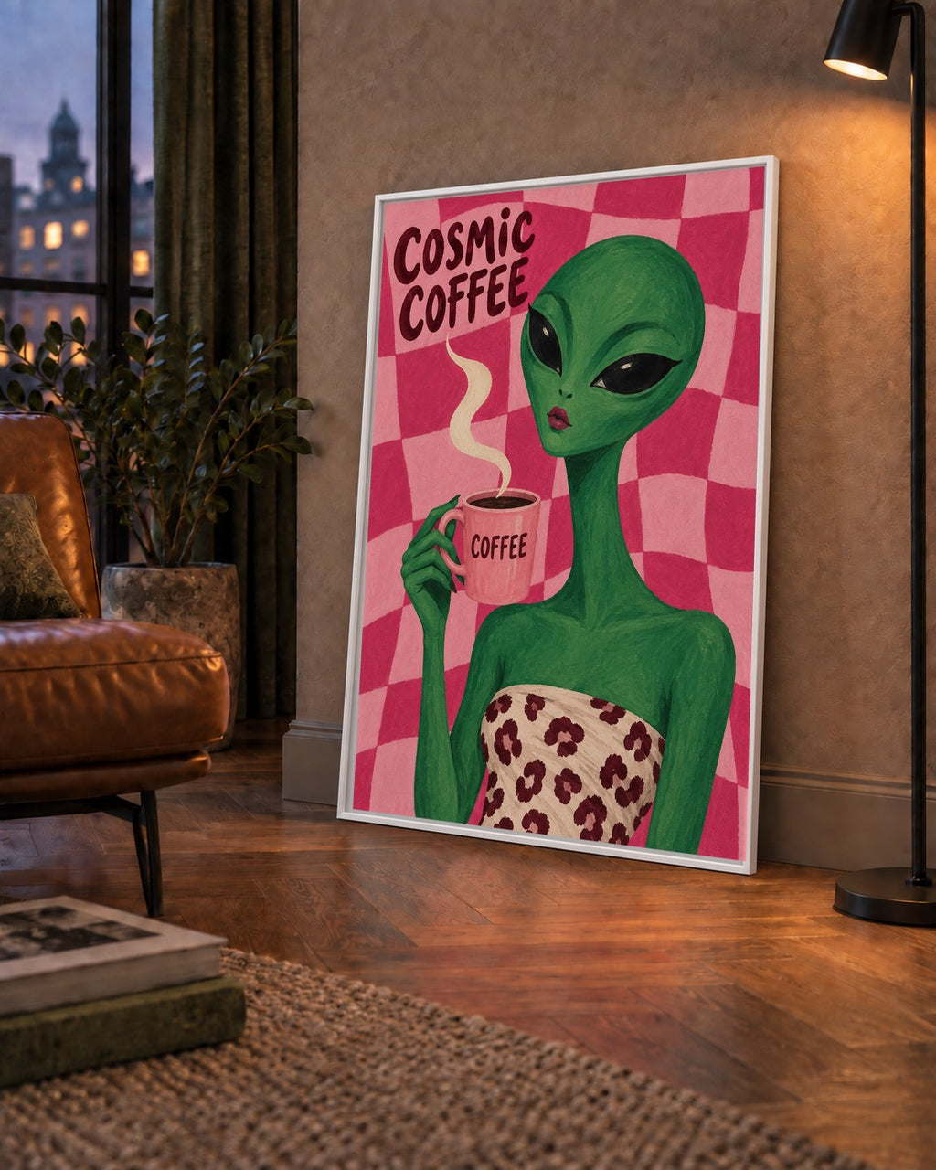 Cosmic Coffee Uzaylı Kahve Poster – Renkli İllüstrasyon Duvar Sanatı — çerçeveli hâliyle bir ev duvarında