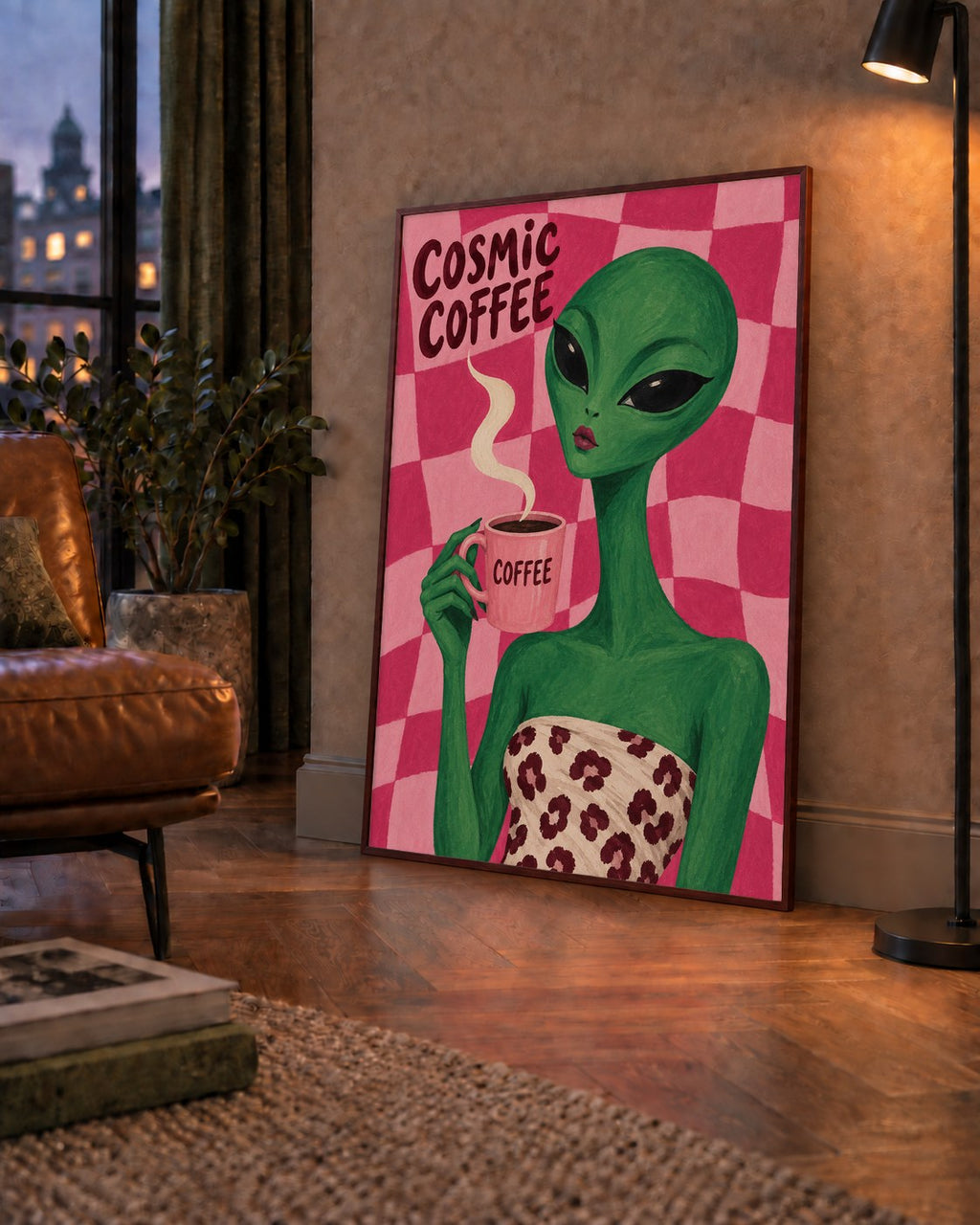 Cosmic Coffee Uzaylı Kahve Poster – Renkli İllüstrasyon Duvar Sanatı — çerçeveli hâliyle bir ev duvarında