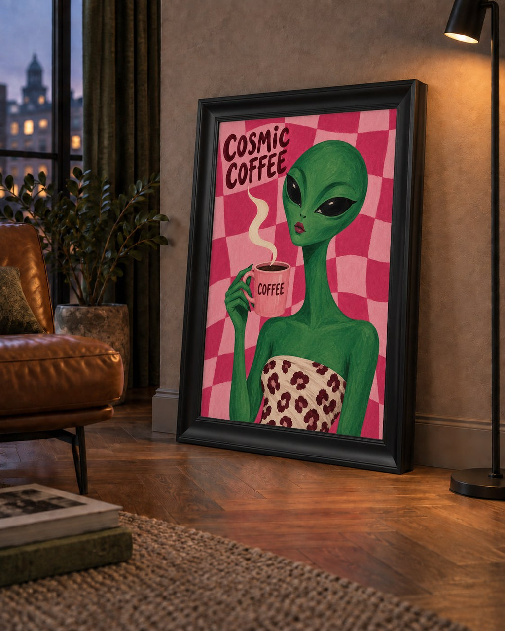 Cosmic Coffee Uzaylı Kahve Poster – Renkli İllüstrasyon Duvar Sanatı — çerçeveli hâliyle bir ev duvarında