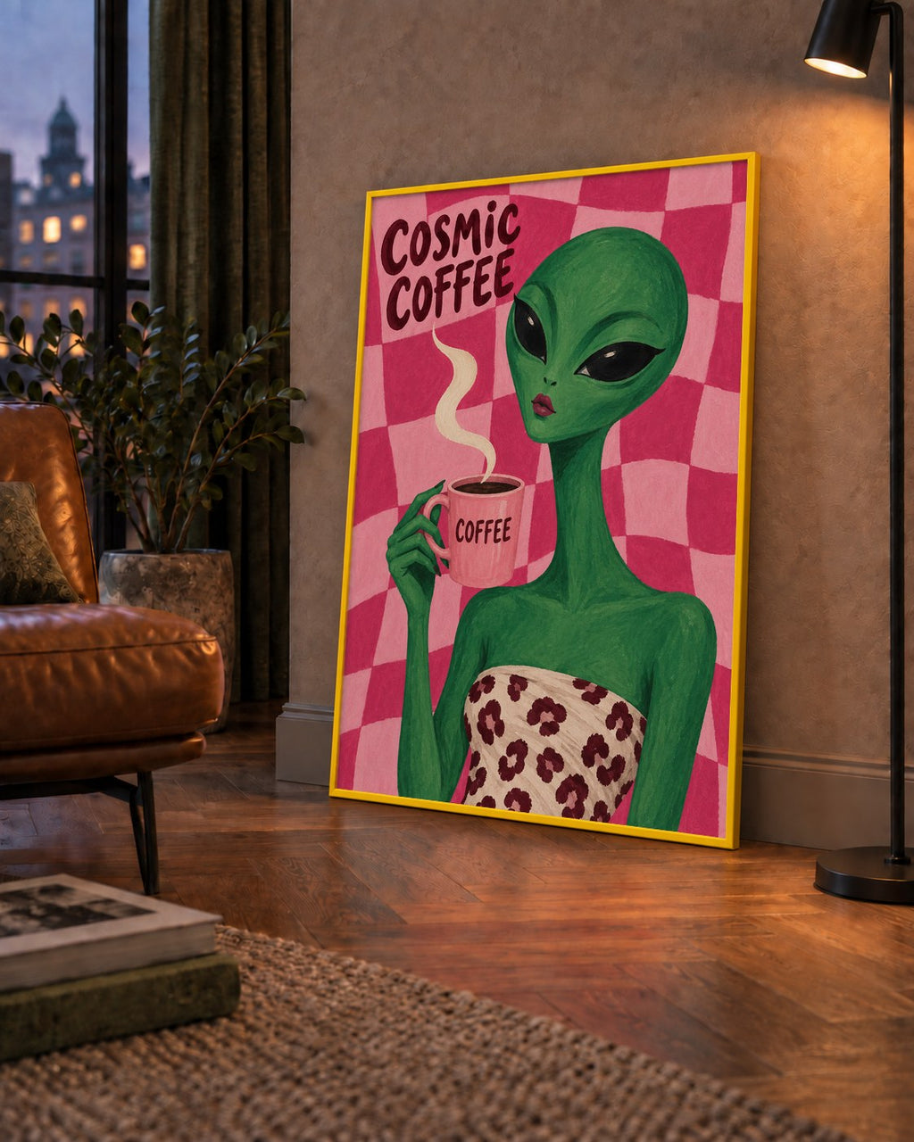 Cosmic Coffee Uzaylı Kahve Poster – Renkli İllüstrasyon Duvar Sanatı — çerçeveli hâliyle bir ev duvarında