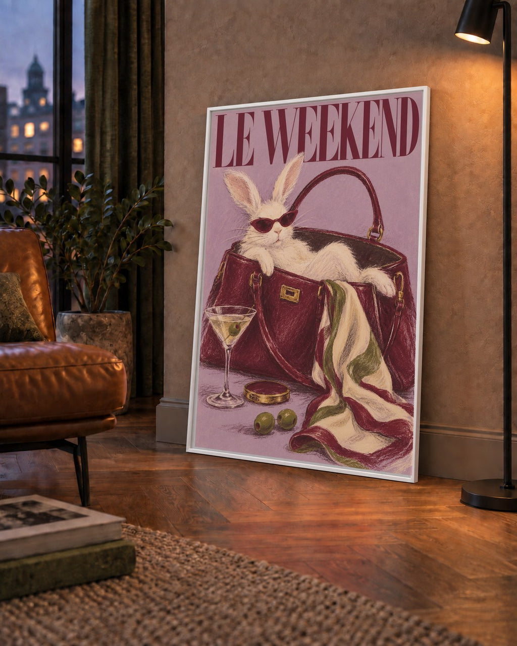 Sofistike Tavşan ve Le Weekend Pastel Poster — çerçeveli hâliyle bir ev duvarında