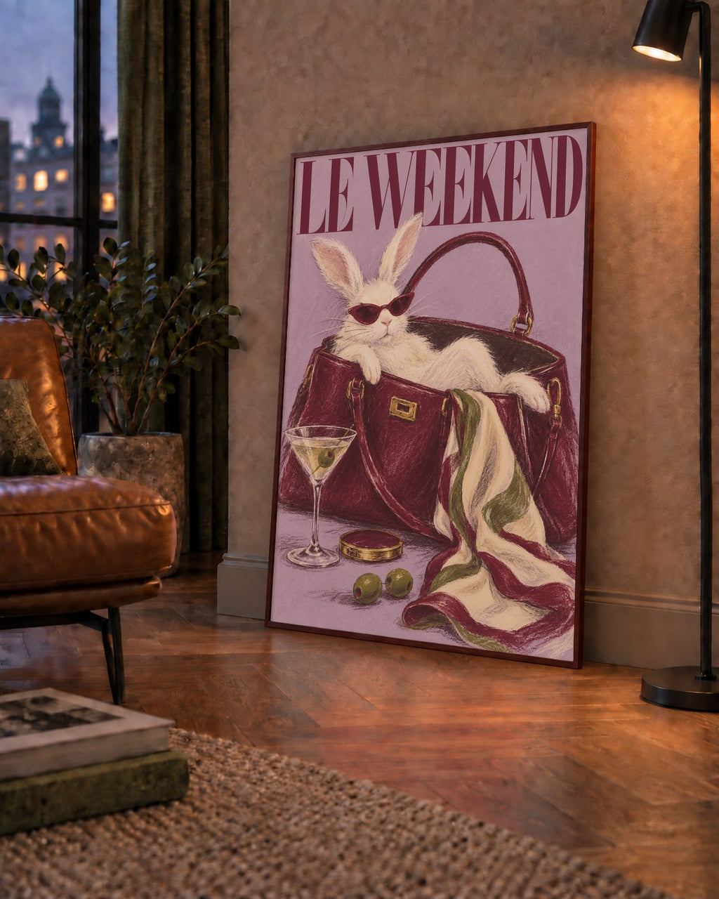 Sofistike Tavşan ve Le Weekend Pastel Poster — çerçeveli hâliyle bir ev duvarında