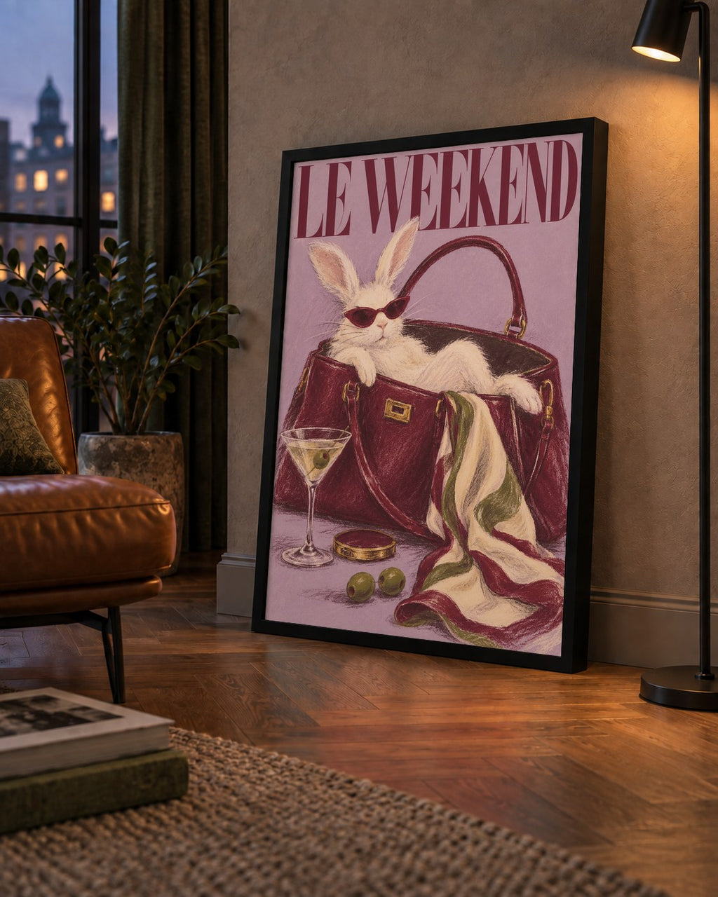 Sofistike Tavşan ve Le Weekend Pastel Poster — çerçeveli hâliyle bir ev duvarında