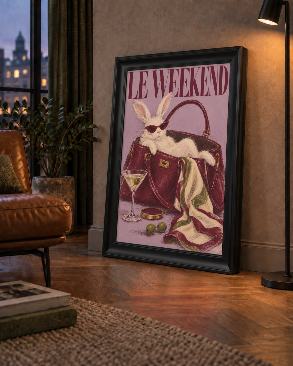 Sofistike Tavşan ve Le Weekend Pastel Poster — çerçeveli hâliyle bir ev duvarında