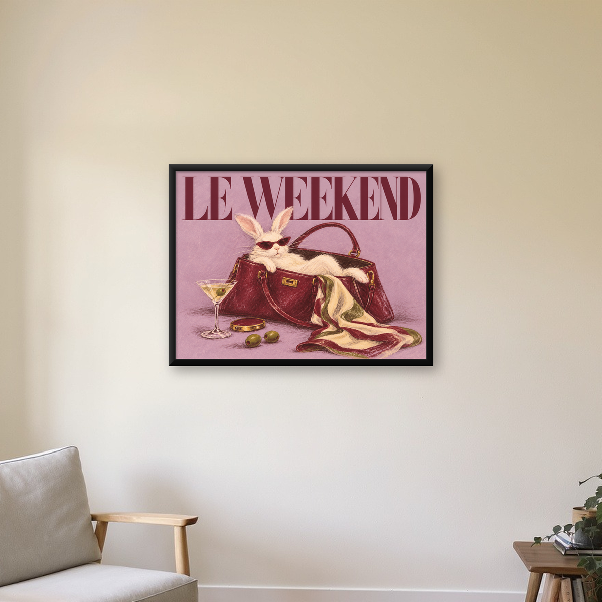 Sofistike Tavşan ve Le Weekend Pastel Poster, Çerçeveli — Yatay baskı, çerçeveli hâliyle bir ev duvarında