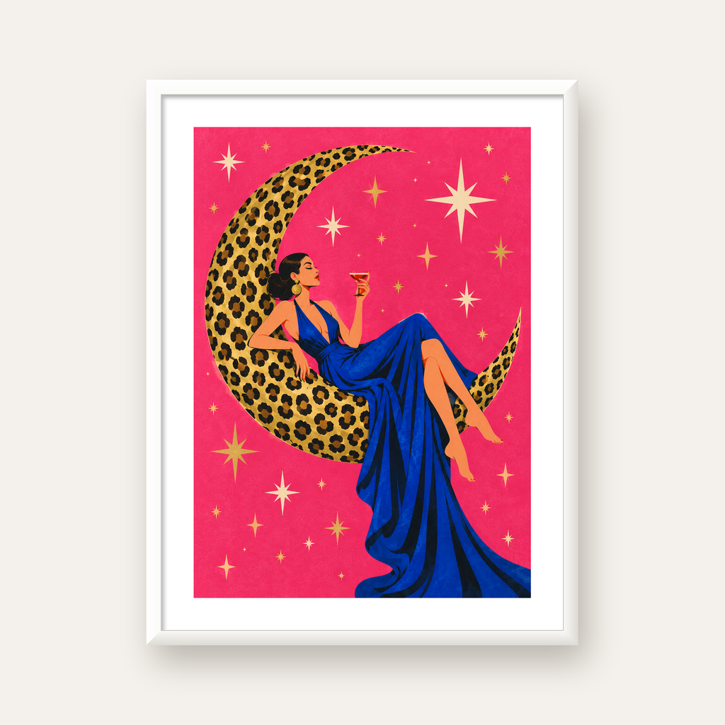 Leopar Ayda Uzanan Kadın — beyaz çerçeveli dikey poster