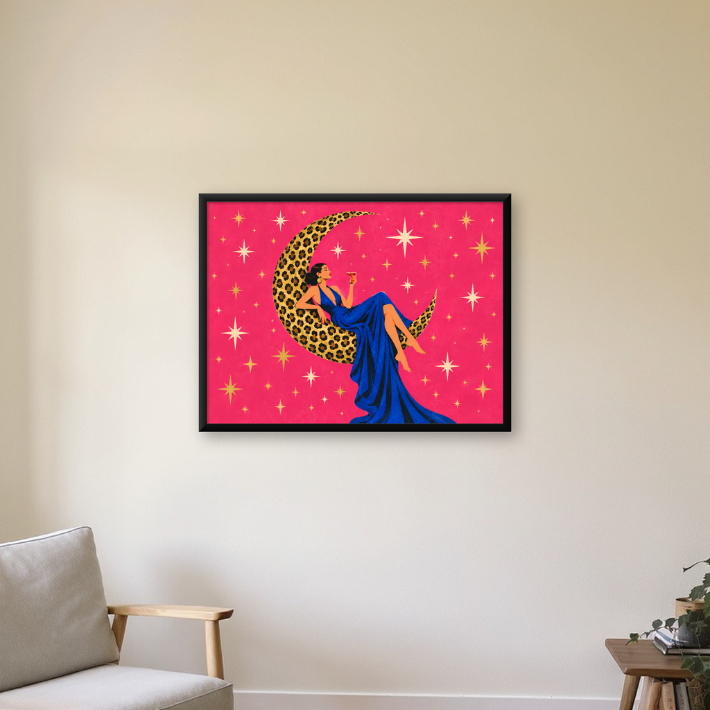 Leopar Desenli Ay ve Kadın Figürlü Sanatsal Poster — Yatay baskı, çerçeveli hâliyle bir ev duvarında
