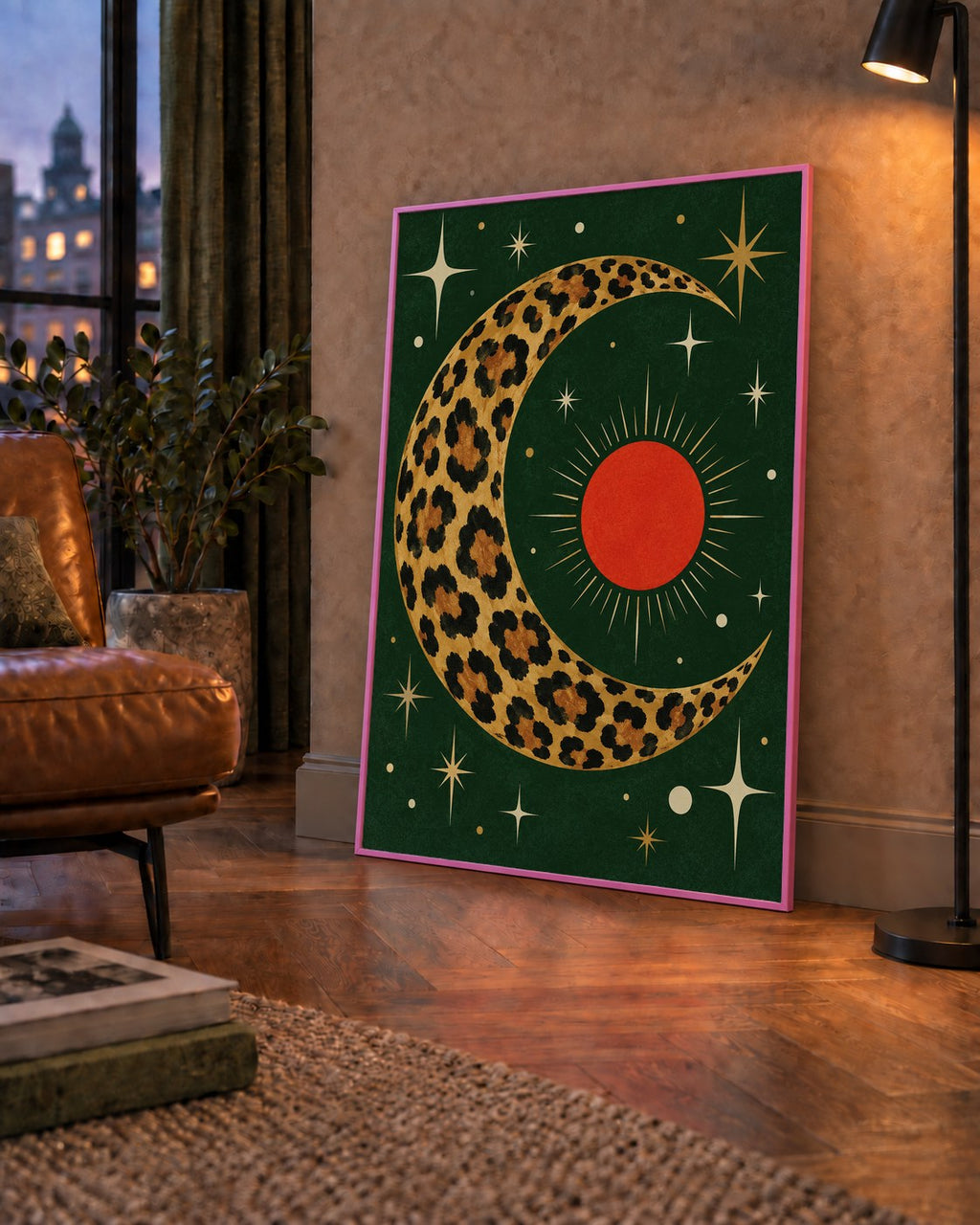 Leopar Desenli Hilal Ay ve Güneş Retro Poster — çerçeveli hâliyle bir ev duvarında