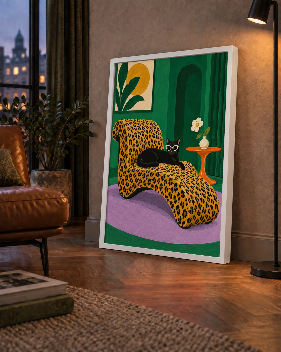 Leopar Desenli Koltukta Gözlüklü Siyah Kedi Poster — çerçeveli hâliyle bir ev duvarında
