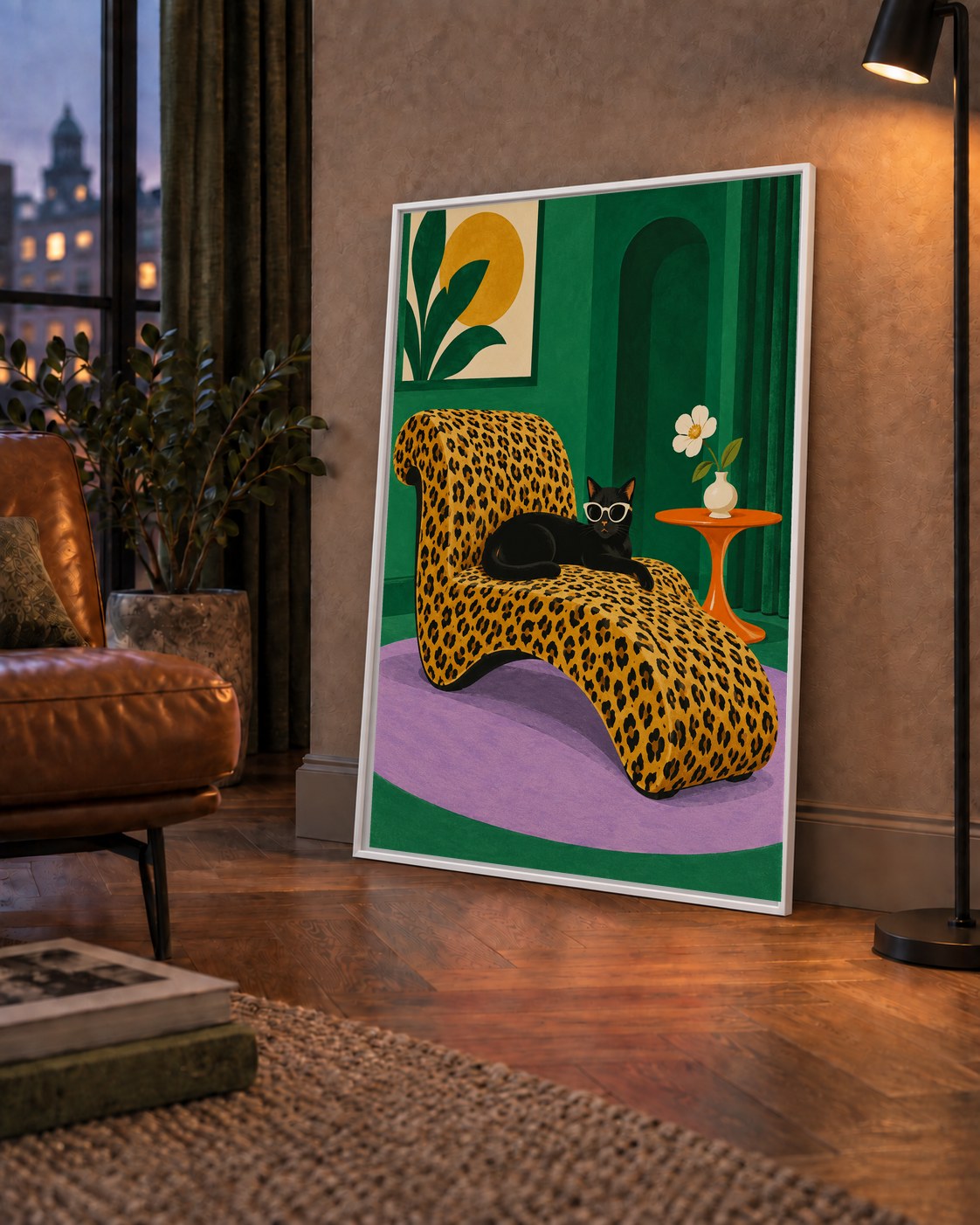 Leopar Desenli Koltukta Gözlüklü Siyah Kedi Poster — çerçeveli hâliyle bir ev duvarında