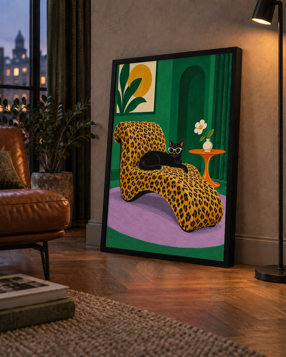 Leopar Desenli Koltukta Gözlüklü Siyah Kedi Poster — çerçeveli hâliyle bir ev duvarında