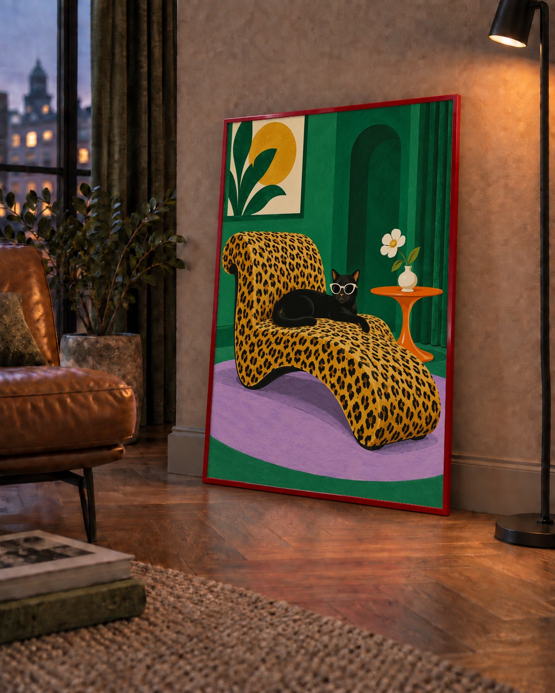 Leopar Desenli Koltukta Gözlüklü Siyah Kedi Poster — çerçeveli hâliyle bir ev duvarında
