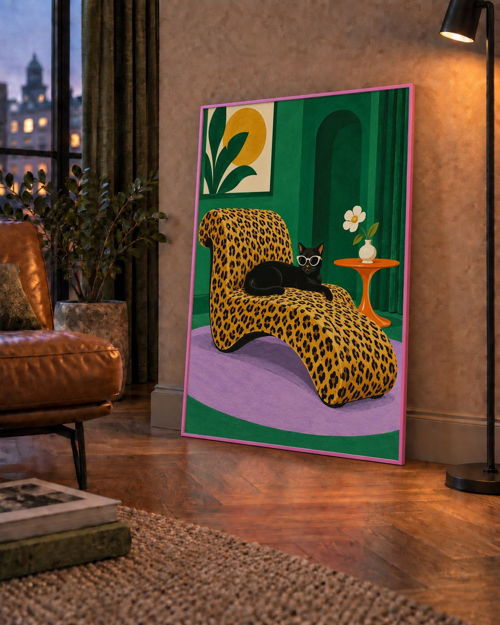 Leopar Desenli Koltukta Gözlüklü Siyah Kedi Poster — çerçeveli hâliyle bir ev duvarında