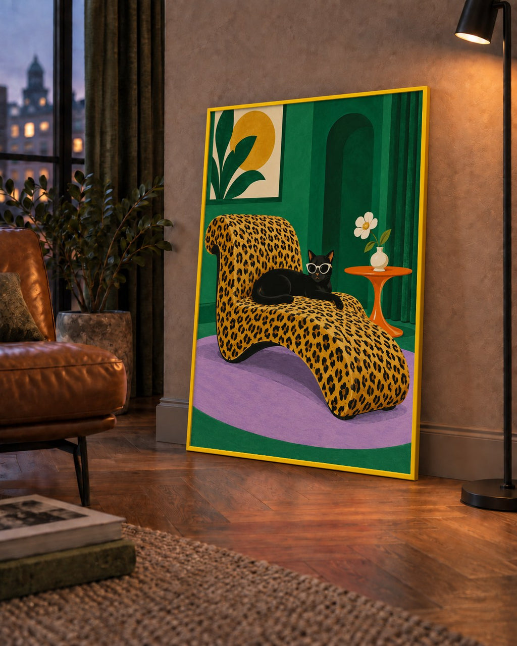 Leopar Desenli Koltukta Gözlüklü Siyah Kedi Poster — çerçeveli hâliyle bir ev duvarında