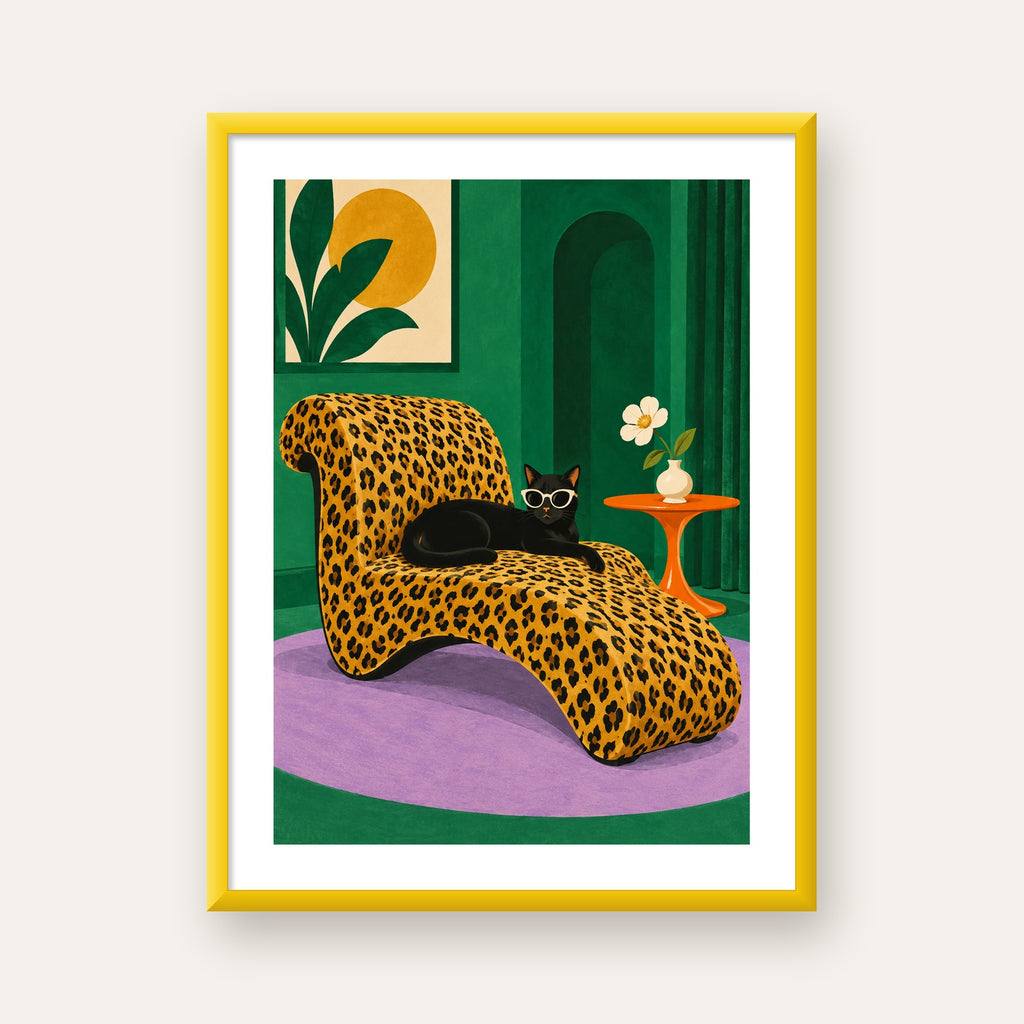 Leopar Desenli Koltukta Gözlüklü Siyah Kedi Poster — sarı çerçeveli paspartulu