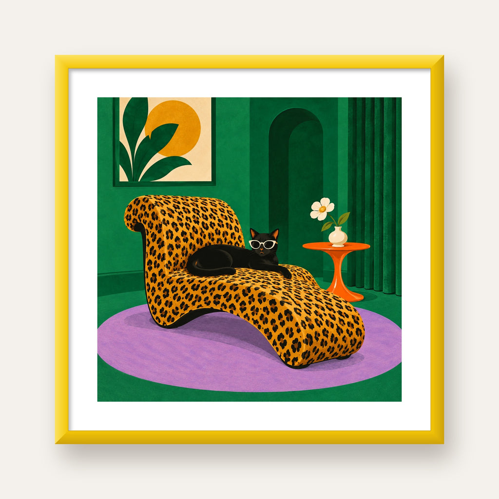 Leopar Desenli Koltukta Gözlüklü Siyah Kedi Poster — sarı çerçeveli paspartulu