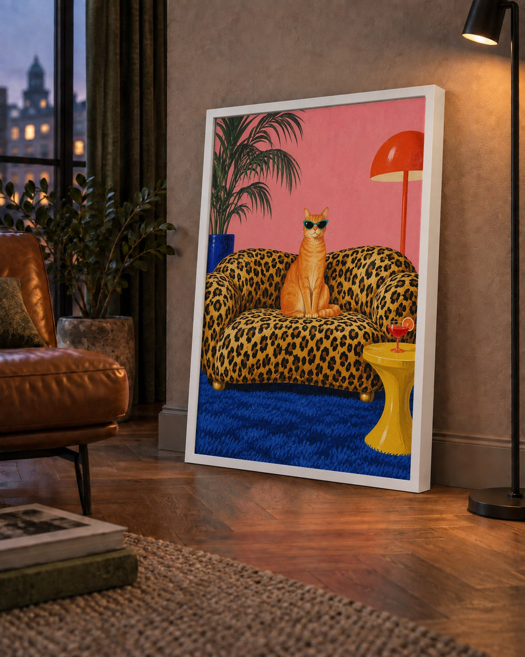Leopar Koltukta Turkuaz Gözlü Turuncu Kedi Retro Poster — çerçeveli hâliyle bir ev duvarında