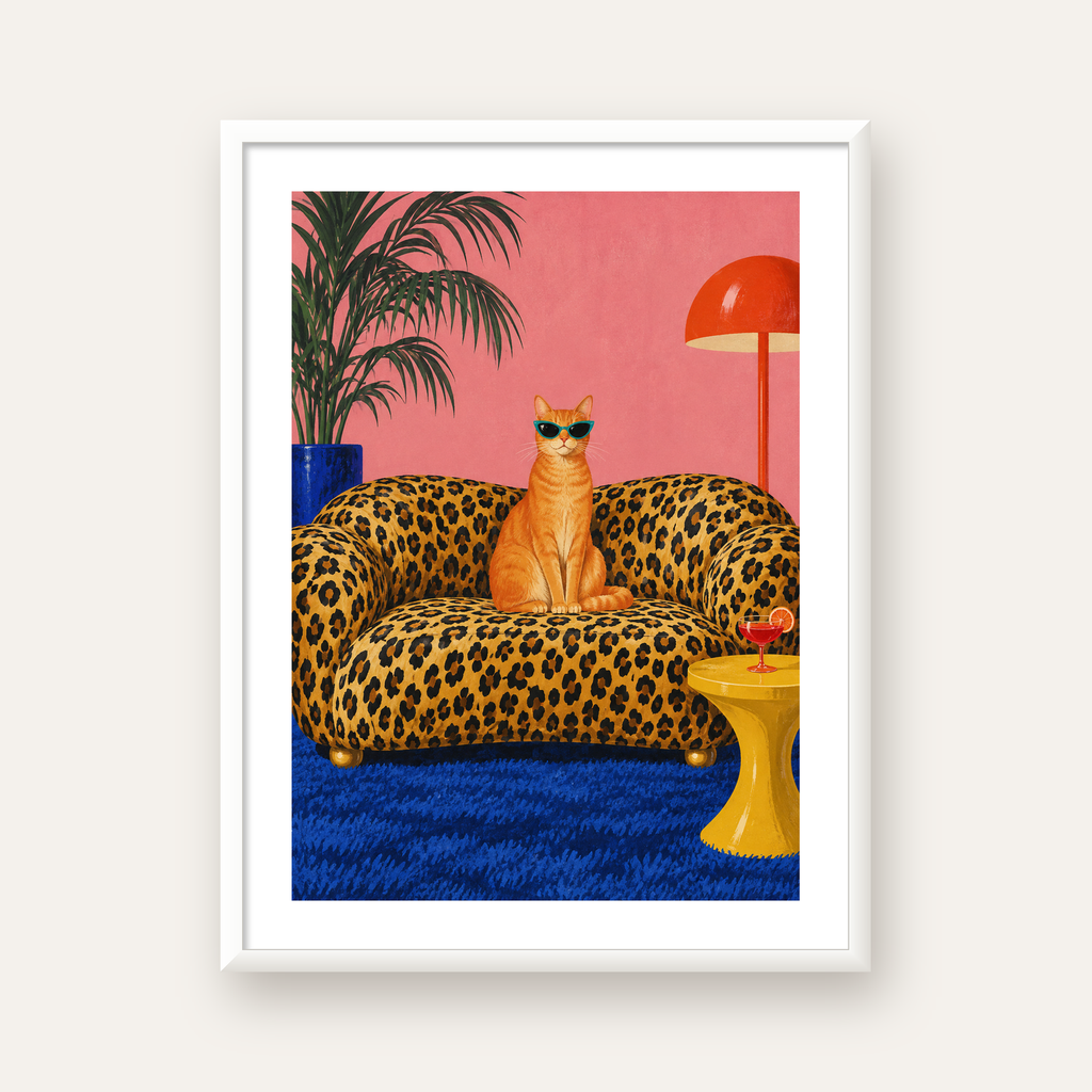 Leopar Koltukta Turkuaz Gözlü Turuncu Kedi Retro Poster — beyaz çerçeveli dikey poster