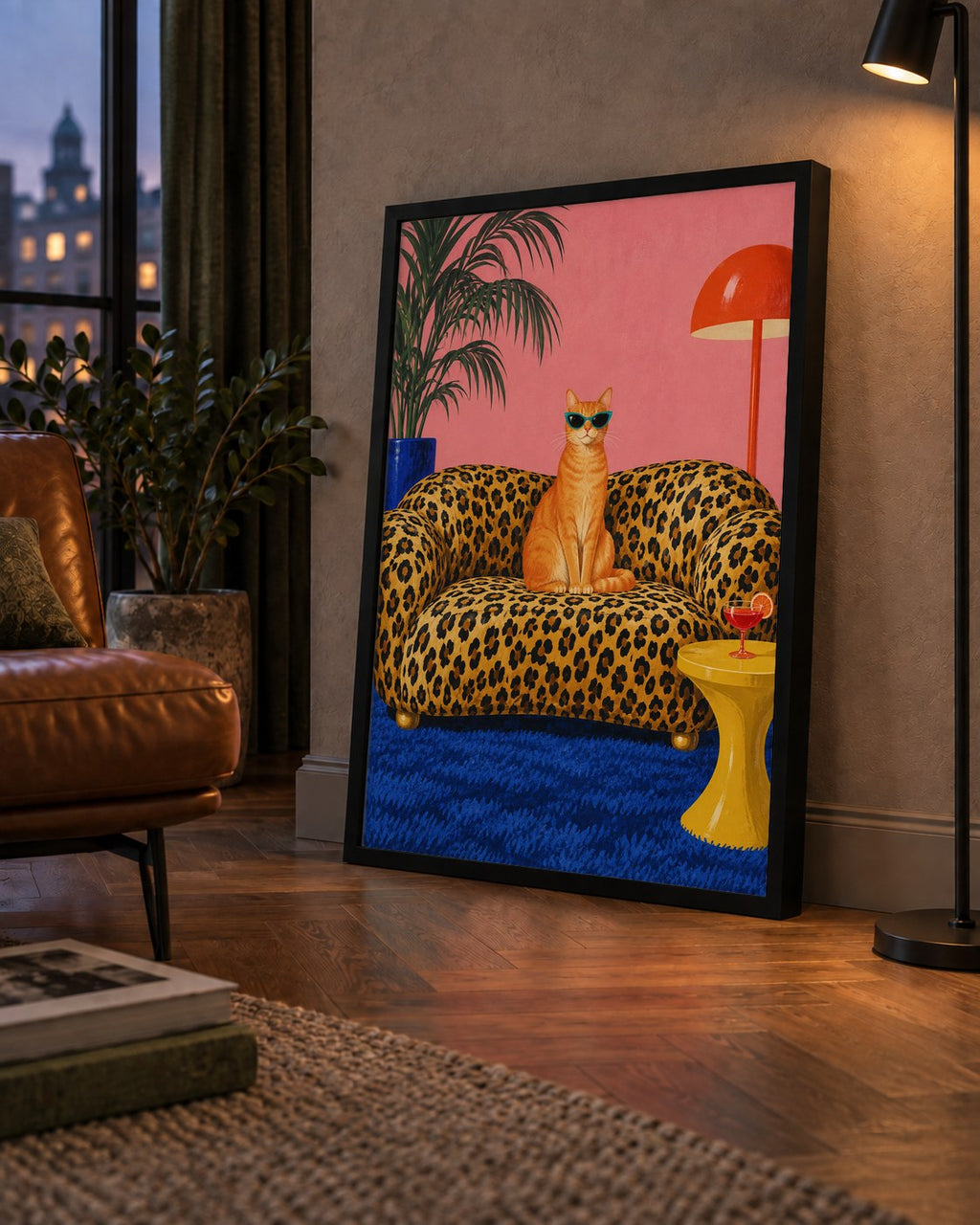 Leopar Koltukta Turkuaz Gözlü Turuncu Kedi Retro Poster — çerçeveli hâliyle bir ev duvarında