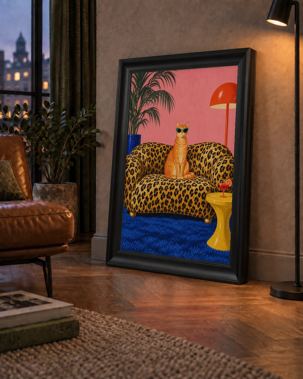 Leopar Koltukta Turkuaz Gözlü Turuncu Kedi Retro Poster — çerçeveli hâliyle bir ev duvarında