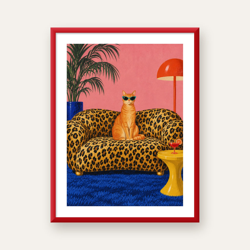Leopar Koltukta Turkuaz Gözlü Turuncu Kedi Retro Poster — kırmızı çerçeveli paspartulu