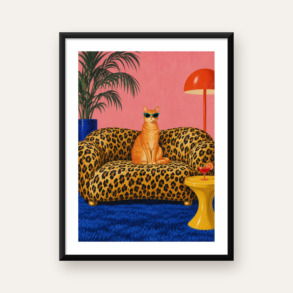 Leopar Koltukta Turkuaz Gözlü Turuncu Kedi Retro Poster — Dikey baskı, beyaz paspartulu