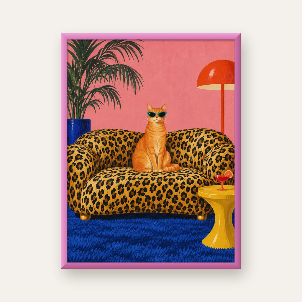 Leopar Koltukta Turkuaz Gözlü Turuncu Kedi Retro Poster — pembe çerçeveli