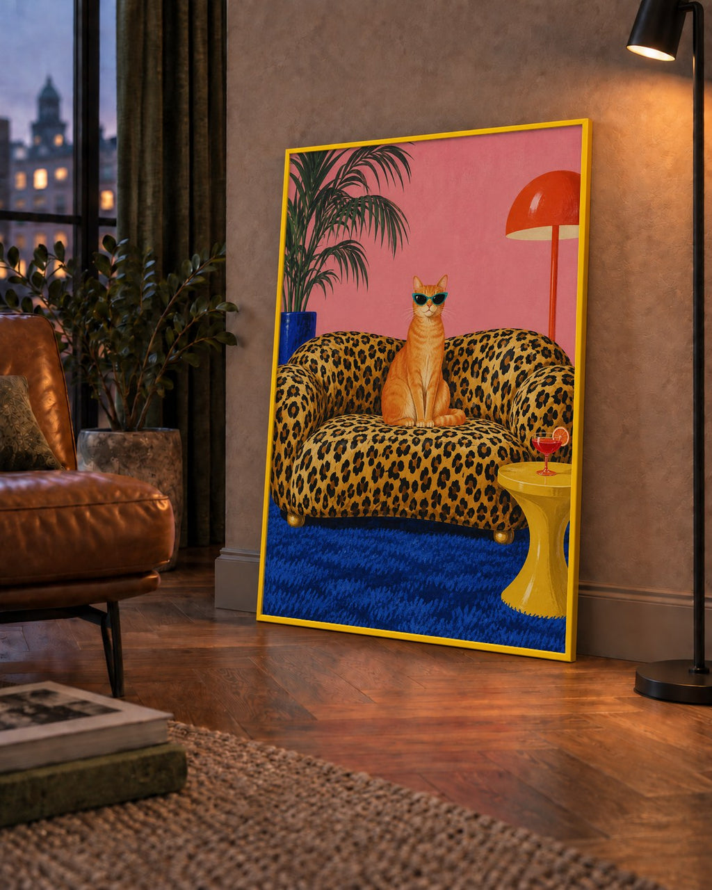 Leopar Koltukta Turkuaz Gözlü Turuncu Kedi Retro Poster — çerçeveli hâliyle bir ev duvarında