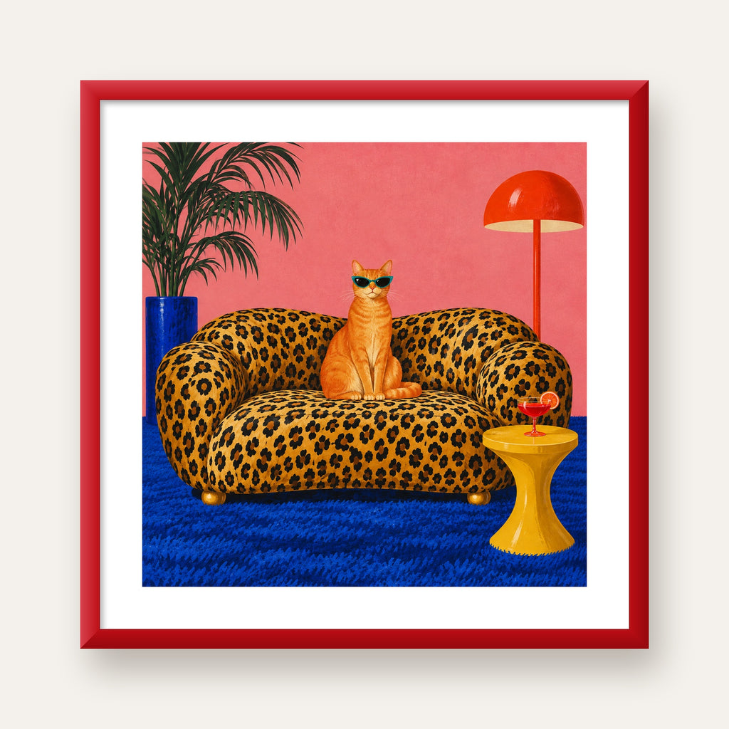 Leopar Koltukta Turkuaz Gözlü Turuncu Kedi Retro Poster — kırmızı çerçeveli paspartulu