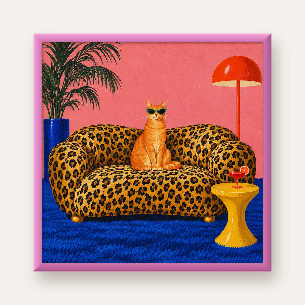 Leopar Koltukta Turkuaz Gözlü Turuncu Kedi Retro Poster — pembe çerçeveli