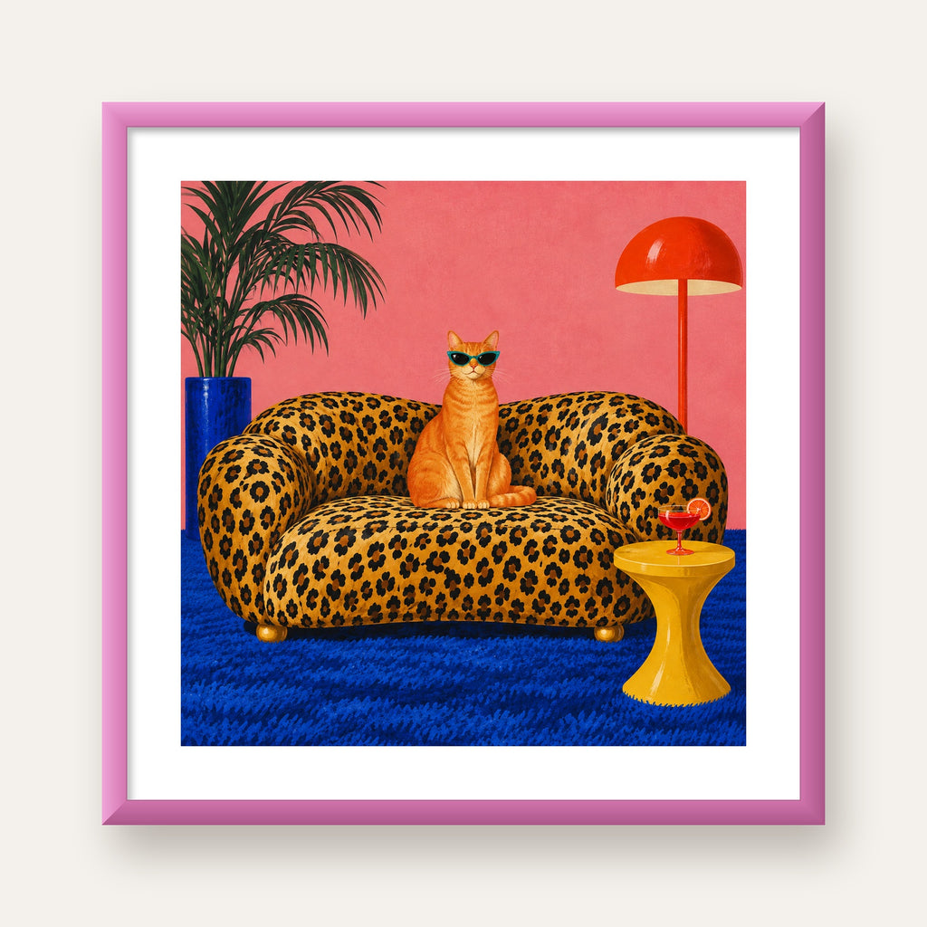 Leopar Koltukta Turkuaz Gözlü Turuncu Kedi Retro Poster — pembe çerçeveli paspartulu
