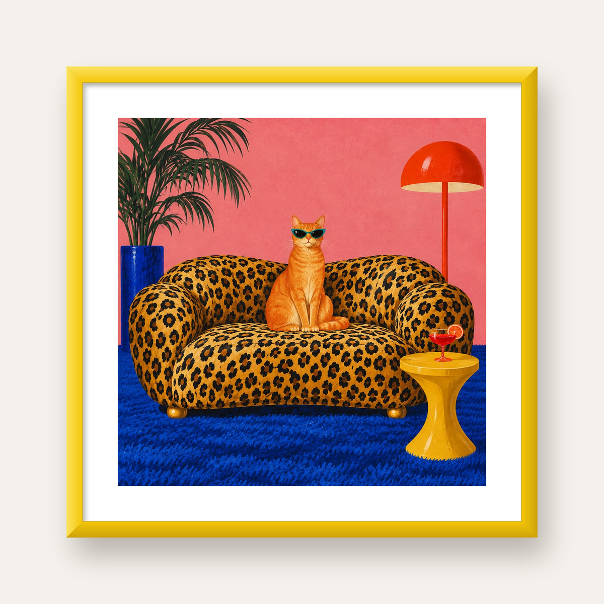 Leopar Koltukta Turkuaz Gözlü Turuncu Kedi Retro Poster — sarı çerçeveli paspartulu