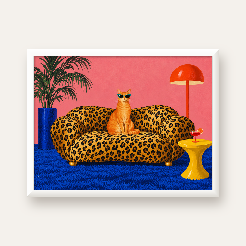 Leopar Koltukta Turkuaz Gözlü Turuncu Kedi Retro Poster — beyaz çerçeveli yatay poster