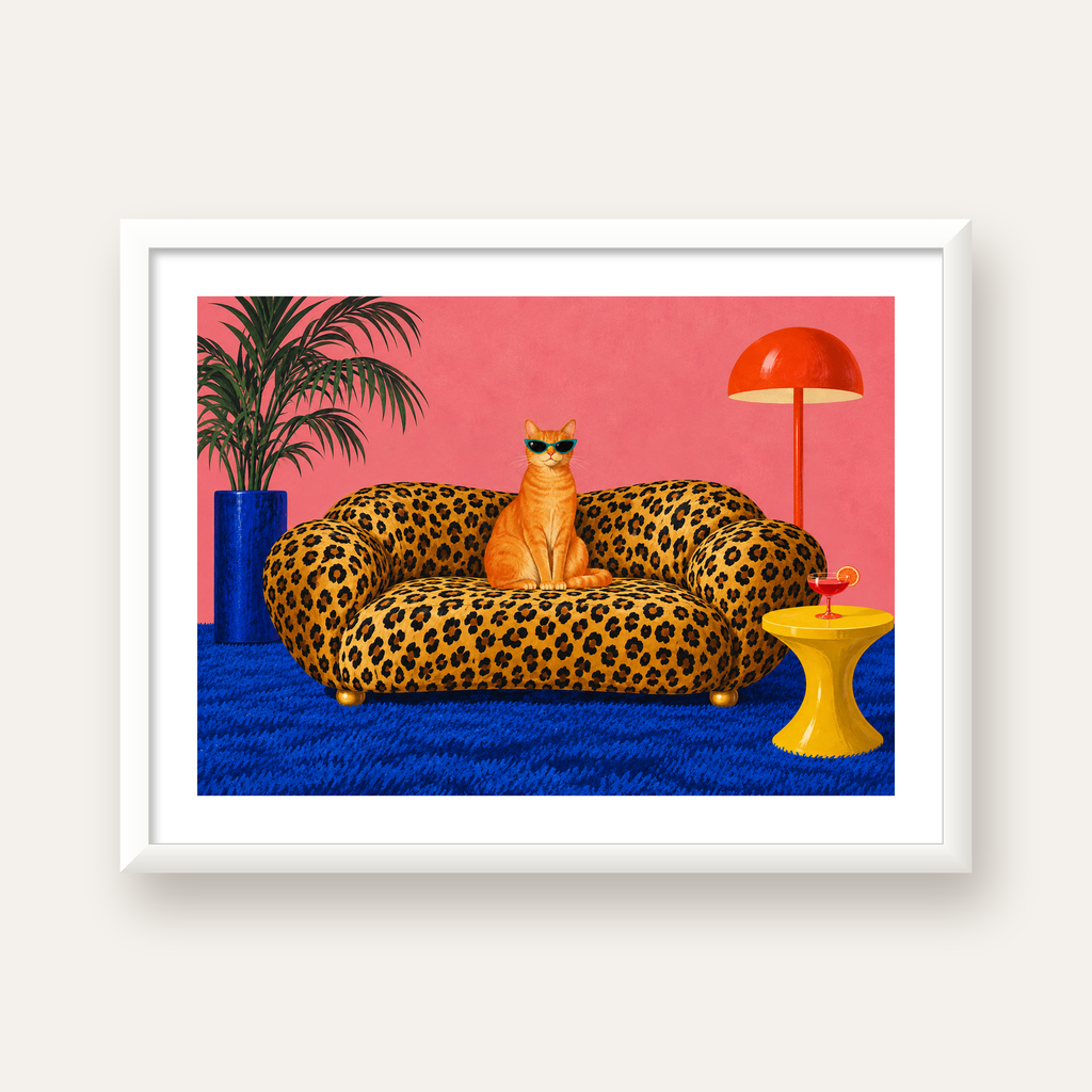Leopar Koltukta Turkuaz Gözlü Turuncu Kedi Retro Poster — beyaz çerçeveli yatay poster