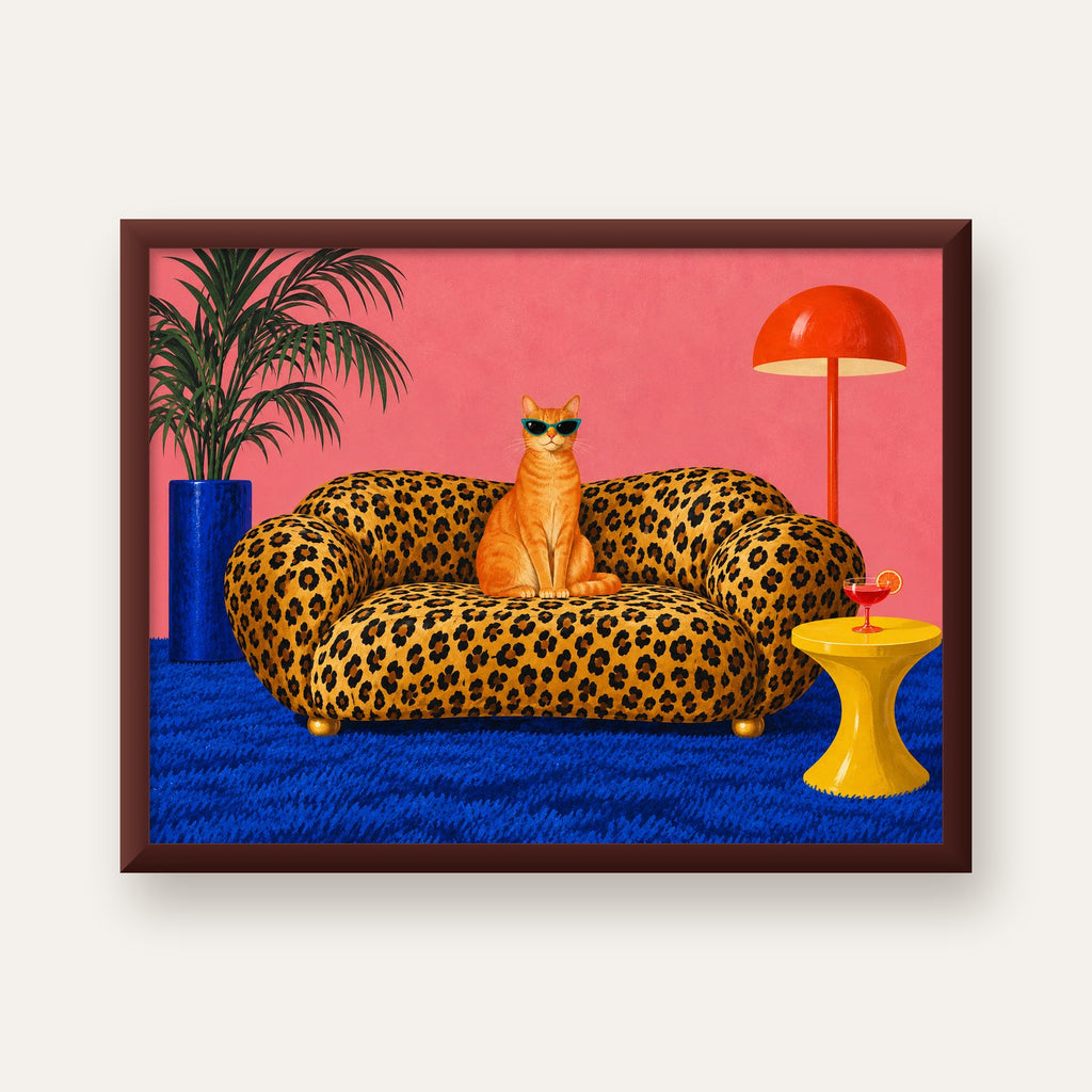 Leopar Koltukta Turkuaz Gözlü Turuncu Kedi Retro Poster — ceviz çerçeveli