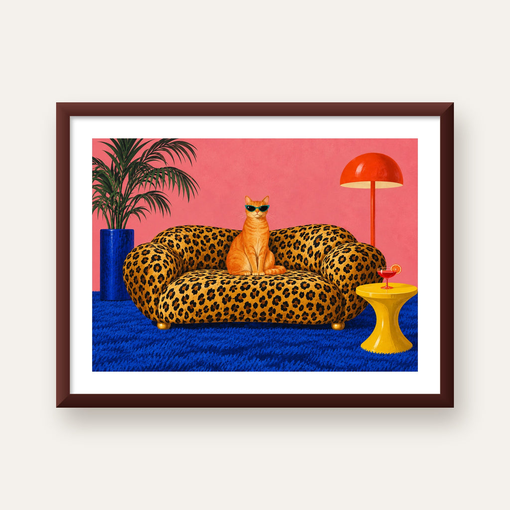 Leopar Koltukta Turkuaz Gözlü Turuncu Kedi Retro Poster — ceviz çerçeveli paspartulu