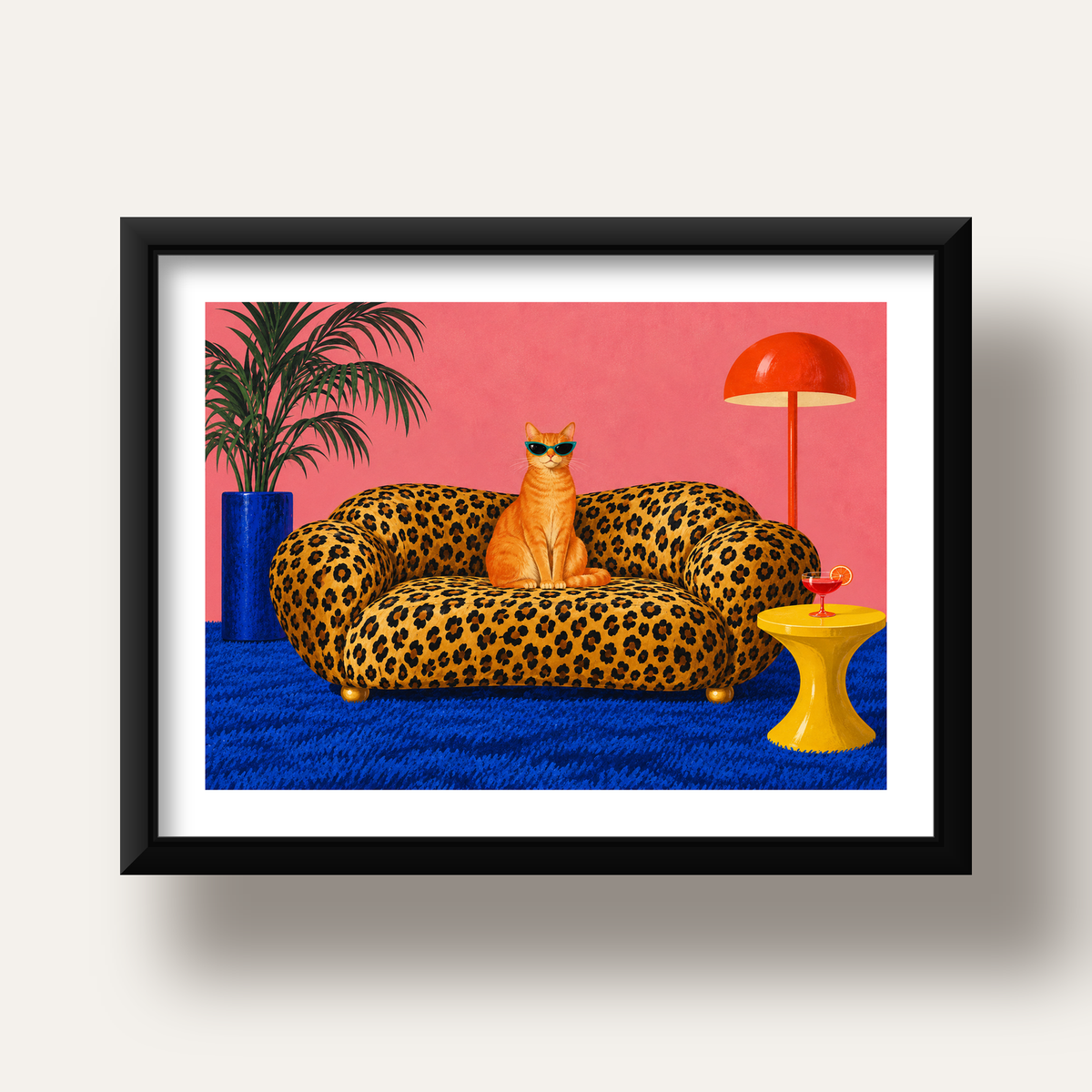Leopar Koltukta Turkuaz Gözlü Turuncu Kedi Retro Poster — siyah derin çerçeveli paspartulu