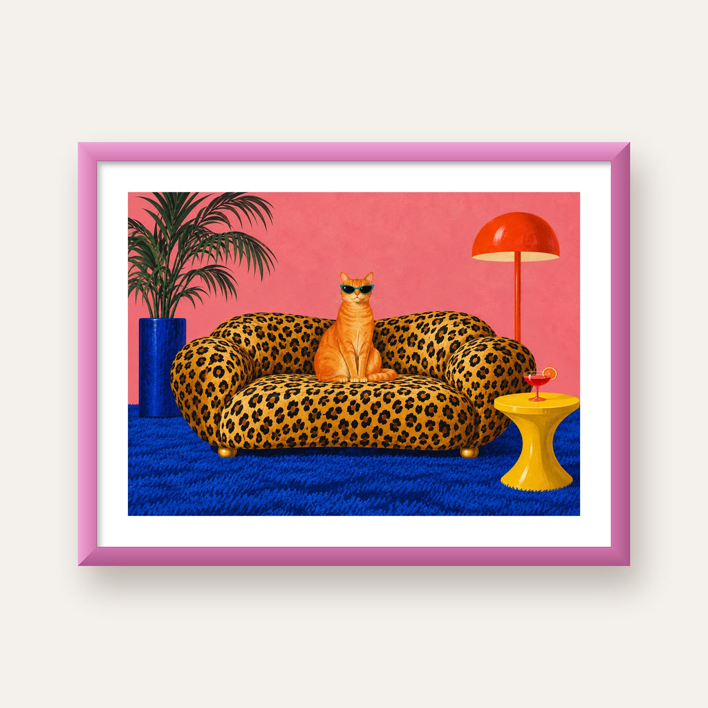 Leopar Koltukta Turkuaz Gözlü Turuncu Kedi Retro Poster — pembe çerçeveli paspartulu