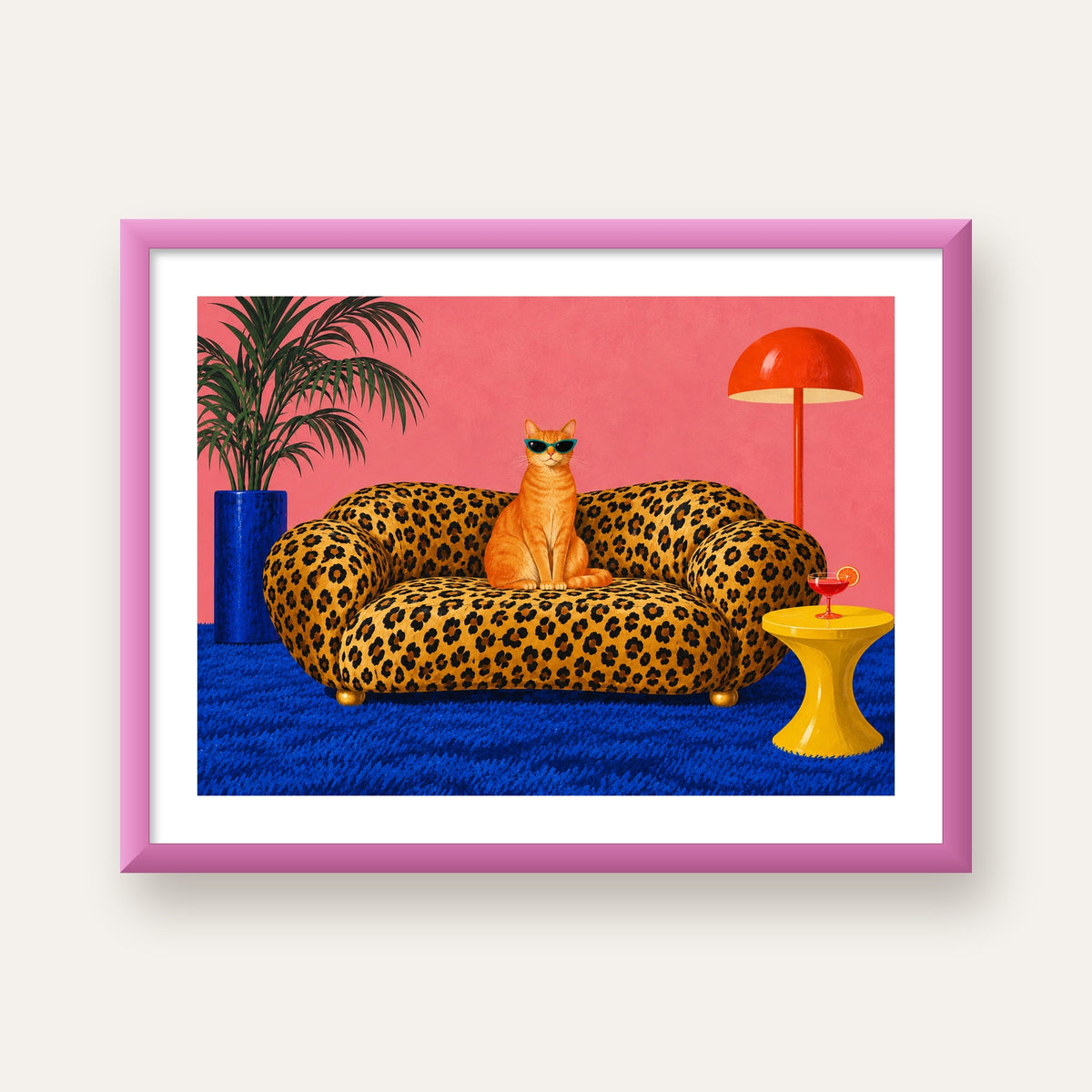 Leopar Koltukta Turkuaz Gözlü Turuncu Kedi Retro Poster — pembe çerçeveli paspartulu