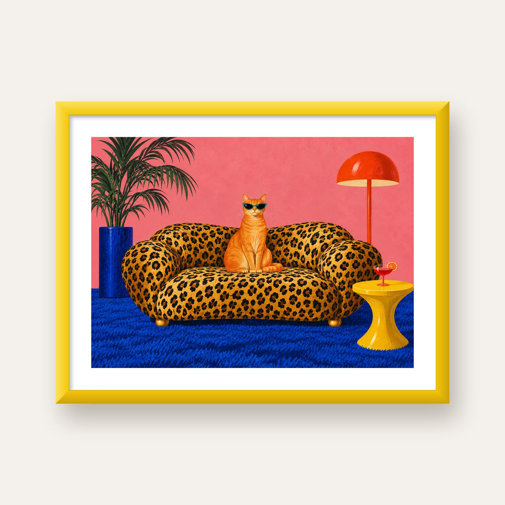 Leopar Koltukta Turkuaz Gözlü Turuncu Kedi Retro Poster — sarı çerçeveli paspartulu