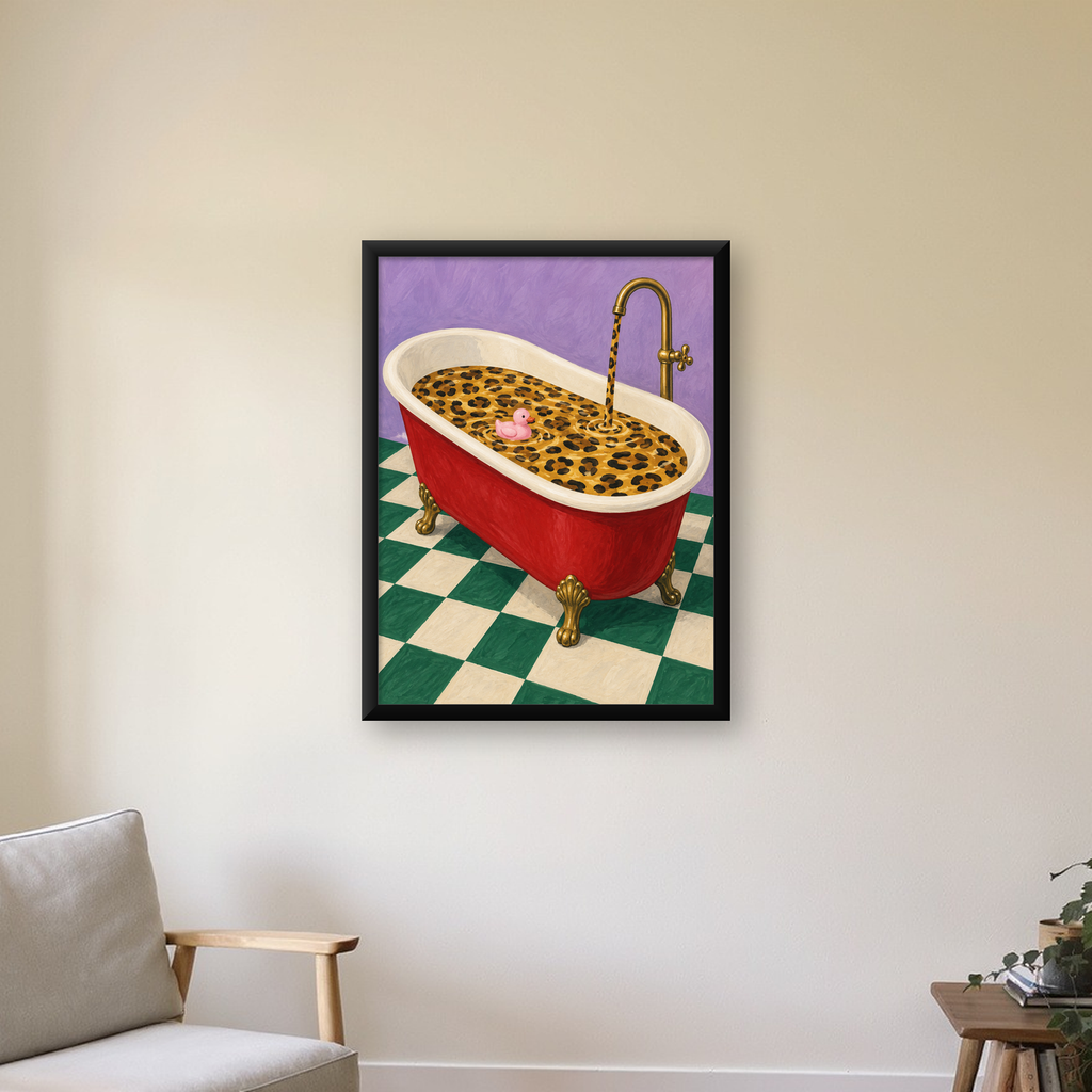 Leopar Desenli Küvet & Pembe Ördek Renkli Poster — Dikey baskı, çerçeveli hâliyle bir ev duvarında